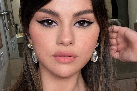 Bắt trend trang điểm mùa thu với mốt kẻ mắt mèo, môi đỏ tía