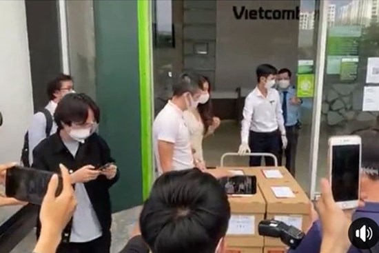 Bỏ hết công ăn việc làm để chờ xem vợ chồng Thủy Tiên - Công Vinh livestream, ấy thế mà “chưa ăn hết dĩa mì xào đã hết”, ủa kỳ thế ta!?