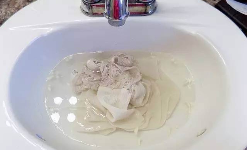 Phải làm gì nếu quần áo bị co lại sau khi giặt? Chỉ cần một phương pháp nhỏ, bạn có thể khôi phục hình dáng nhanh chóng, vừa đơn giản lại thiết thực-2