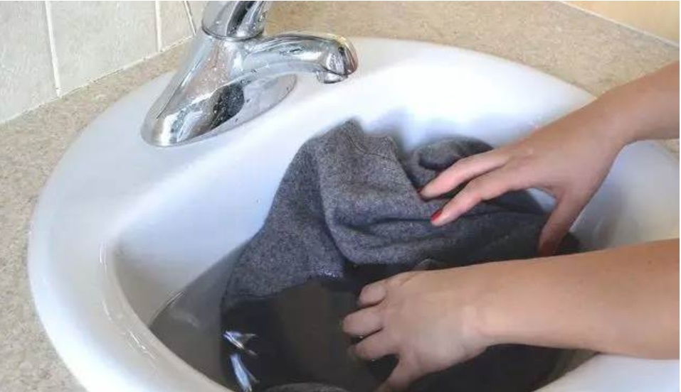 Phải làm gì nếu quần áo bị co lại sau khi giặt? Chỉ cần một phương pháp nhỏ, bạn có thể khôi phục hình dáng nhanh chóng, vừa đơn giản lại thiết thực-8