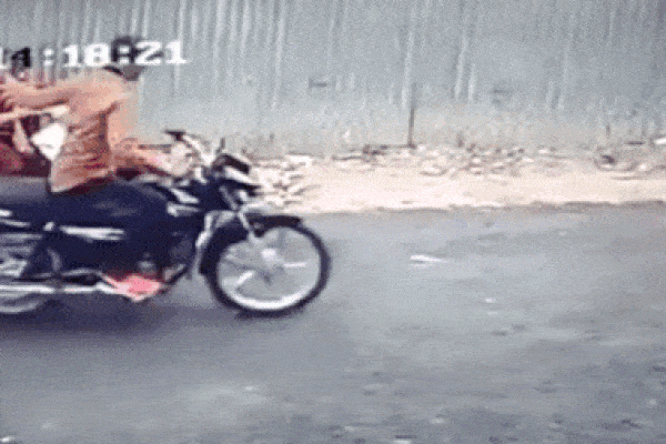 Clip: Người đàn ông nhoài người ra khỏi ô tô cướp túi xách và cái kết-1