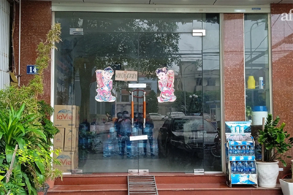 Vụ bé gái 6 tuổi ở Hà Nội bị bố đánh trước khi tử vong: Hàng xóm kể phút bố gào khóc gọi con, đập đầu vào cửa kính đòi chết theo con-2