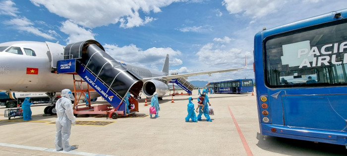 Áp mức sàn, giá vé máy bay tăng bao nhiêu?-2