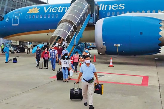 Áp mức sàn, giá vé máy bay tăng bao nhiêu?