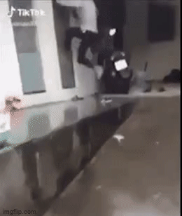 Chàng trai phẫn nộ đạp tung cửa phòng trọ, bắt tại trận bạn gái đang ân ái với người khác-1