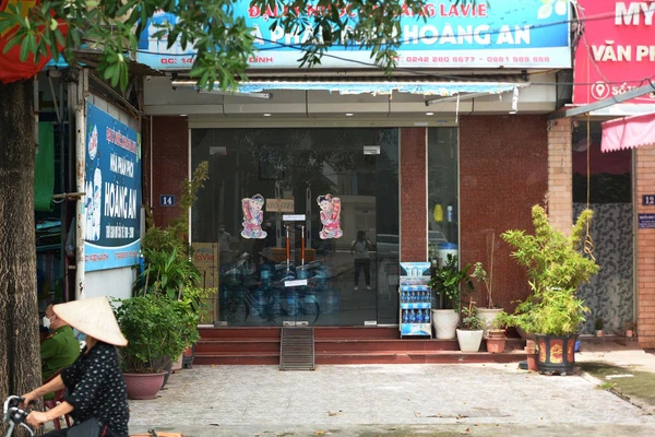 Vụ bé gái 6 tuổi ở Hà Nội bị bố đánh trước khi tử vong: Hàng xóm kể phút bố gào khóc gọi con, đập đầu vào cửa kính đòi chết theo con-1