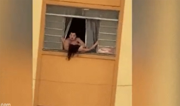 Bị chồng tra tấn đánh đập, vợ bầu 2 tháng liều mạng chạy ra cửa sổ định nhảy xuống, những gì xảy ra tiếp theo gây phẫn nộ-1