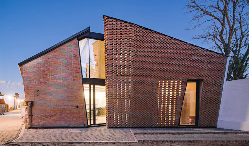 Căn nhà 35m2 với thiết kế gạch đỏ phá cách, nhỏ xinh nhưng vô cùng ấn tượng-1