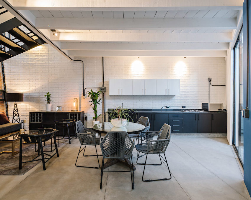 Căn nhà 35m2 với thiết kế gạch đỏ phá cách, nhỏ xinh nhưng vô cùng ấn tượng-3