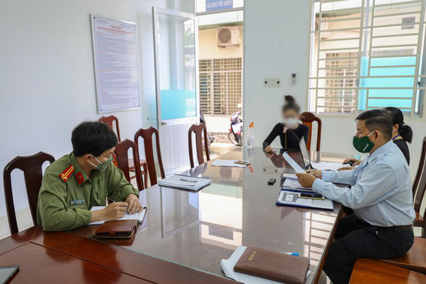 Cô gái khoe được tiêm vắc xin Pfizer nhờ ba chồng quyền lực để loè bạn bè-3