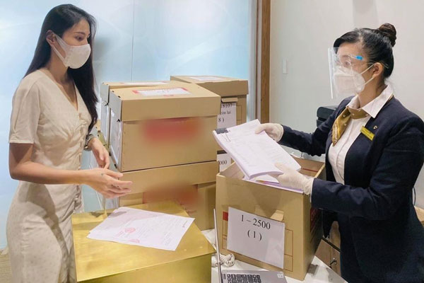 Chi tiết Công Vinh hất tay mắng Thủy Tiên trước đám đông, dù hành động rất nhỏ cũng bị dân mạng soi” ra-2