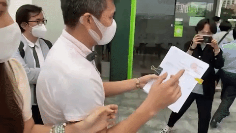 Chi tiết Công Vinh hất tay mắng Thủy Tiên trước đám đông, dù hành động rất nhỏ cũng bị dân mạng soi” ra-1