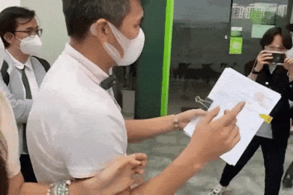 Chi tiết Công Vinh hất tay 