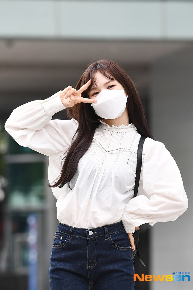 Mặc áo blouse đẹp như Red Velvet: 13 cách mix đơn giản nhưng trẻ trung, chuẩn sang xịn mịn-11