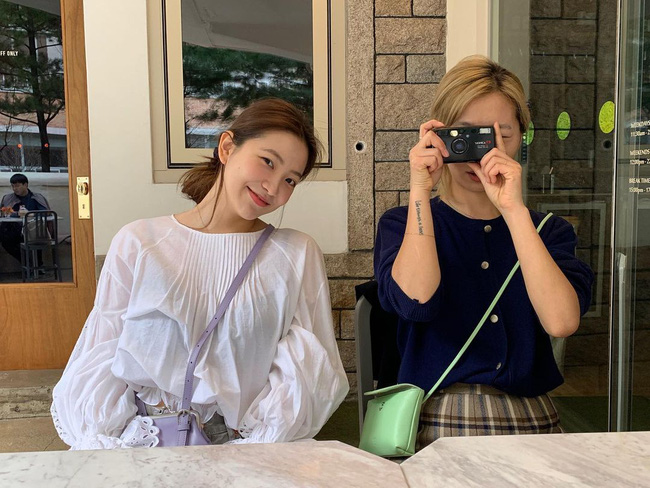 Mặc áo blouse đẹp như Red Velvet: 13 cách mix đơn giản nhưng trẻ trung, chuẩn sang xịn mịn-3