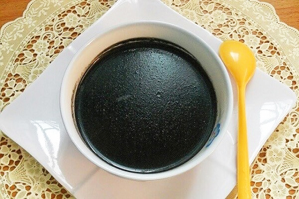 Nhìn qua tưởng bát thạch đen nhưng đây lại là món chè vừa ngon vừa bổ, cuối tuần chị em tranh thủ nấu ngay thôi!-1