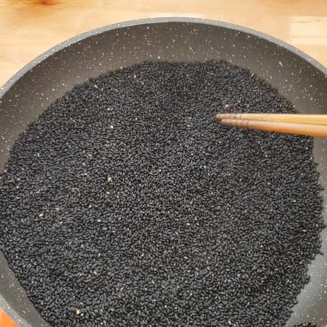 Nhìn qua tưởng bát thạch đen nhưng đây lại là món chè vừa ngon vừa bổ, cuối tuần chị em tranh thủ nấu ngay thôi!-2