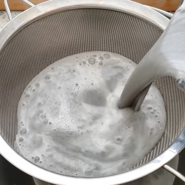 Nhìn qua tưởng bát thạch đen nhưng đây lại là món chè vừa ngon vừa bổ, cuối tuần chị em tranh thủ nấu ngay thôi!-3