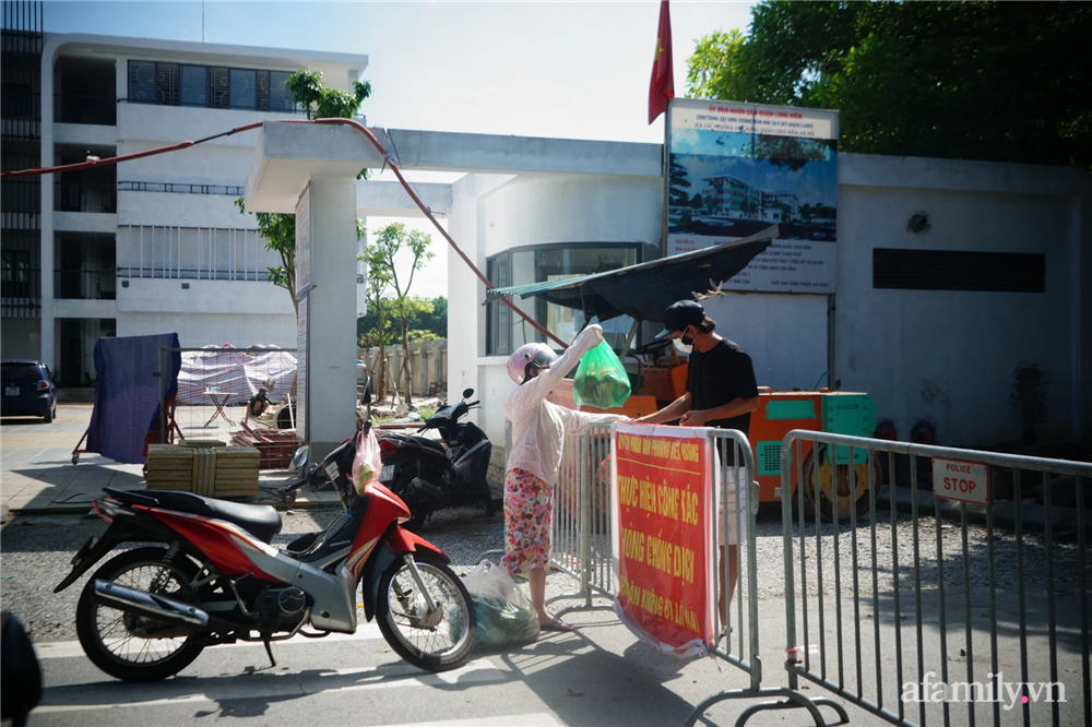 Hà Nội: Dựng rào chắn, khẩn trương xét nghiệm người liên quan gia đình 6 người dương tính SARS-CoV-2 ở vùng xanh Long Biên-1