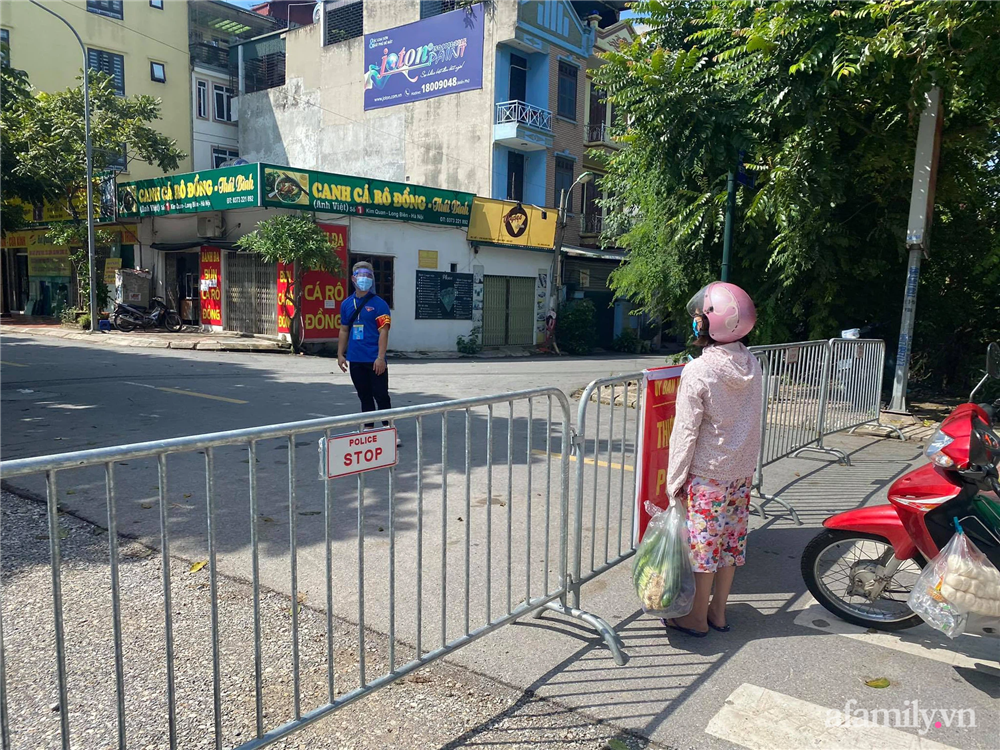 Hà Nội: Dựng rào chắn, khẩn trương xét nghiệm người liên quan gia đình 6 người dương tính SARS-CoV-2 ở vùng xanh Long Biên-2