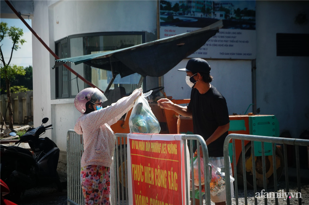 Hà Nội: Dựng rào chắn, khẩn trương xét nghiệm người liên quan gia đình 6 người dương tính SARS-CoV-2 ở vùng xanh Long Biên-3
