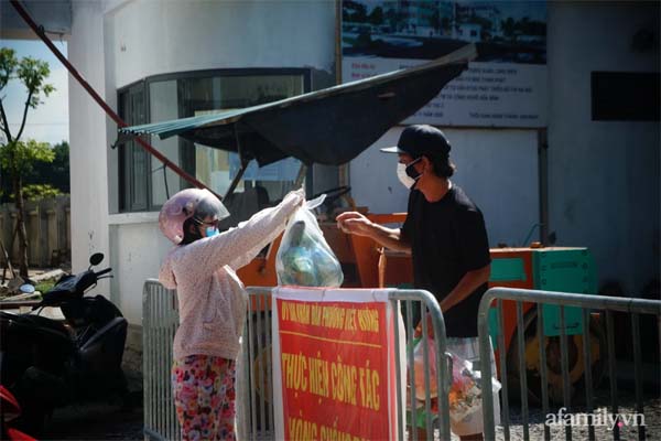 Hà Nội phong tỏa khu dân cư nơi 6 ca trong một gia đình dương tính nCoV-4
