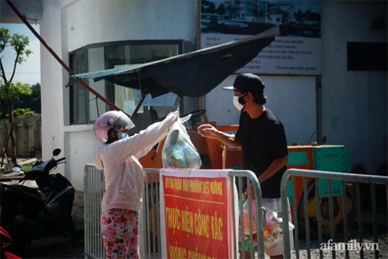 Hà Nội: Dựng rào chắn, khẩn trương xét nghiệm người liên quan gia đình 6 người dương tính SARS-CoV-2 ở 