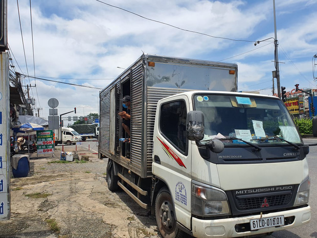 TP.HCM: Phát hiện xe tải nhét” 6 người là các F0 đã khỏi bệnh trong thùng hàng-2