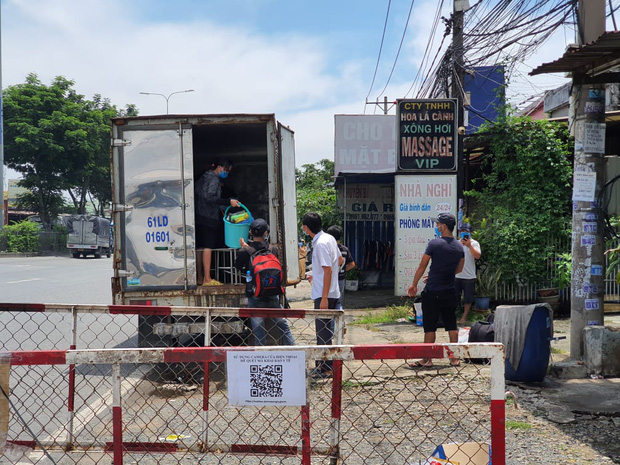 TP.HCM: Phát hiện xe tải nhét” 6 người là các F0 đã khỏi bệnh trong thùng hàng-1