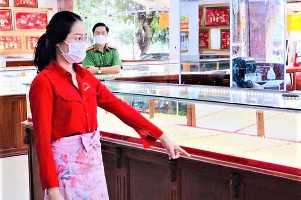 Cận cảnh khám xét nhà trọ của nữ nhân viên trộm 2.380 nhẫn vàng trị giá gần 10 tỷ: Thu giữ hàng trăm giấy tờ cầm đồ-12