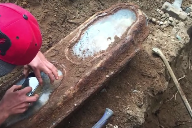 Đào quan tài kính dưới lòng đất, các nhà khoa học sửng sốt thấy bé gái vẹn nguyên như thiên thần say ngủ cùng bí mật bị chôn vùi 140 năm-5