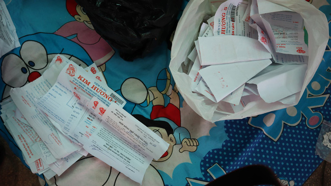 Cận cảnh khám xét nhà trọ của nữ nhân viên trộm 2.380 nhẫn vàng trị giá gần 10 tỷ: Thu giữ hàng trăm giấy tờ cầm đồ-7