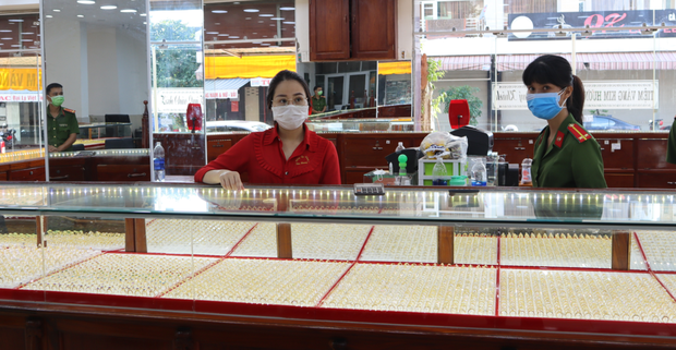 Cận cảnh khám xét nhà trọ của nữ nhân viên trộm 2.380 nhẫn vàng trị giá gần 10 tỷ: Thu giữ hàng trăm giấy tờ cầm đồ-1