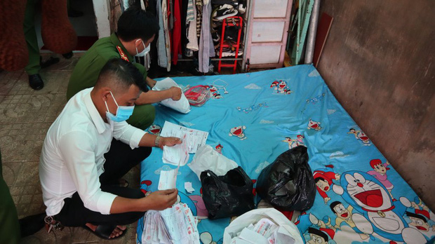 Cận cảnh khám xét nhà trọ của nữ nhân viên trộm 2.380 nhẫn vàng trị giá gần 10 tỷ: Thu giữ hàng trăm giấy tờ cầm đồ-3