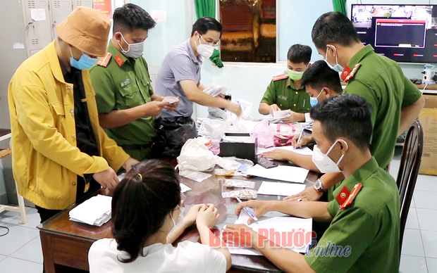 Cận cảnh khám xét nhà trọ của nữ nhân viên trộm 2.380 nhẫn vàng trị giá gần 10 tỷ: Thu giữ hàng trăm giấy tờ cầm đồ-10