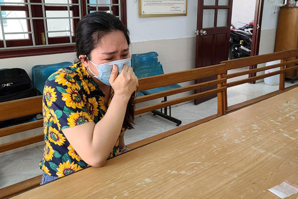 Hà Nội: Nam thanh nữ tú thản nhiên lên cầu Long Biên tâm sự, chụp ảnh, hóng mát bất chấp giãn cách xã hội-14