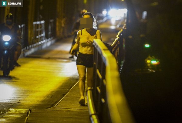 Hà Nội: Nam thanh nữ tú thản nhiên lên cầu Long Biên tâm sự, chụp ảnh, hóng mát bất chấp giãn cách xã hội-5