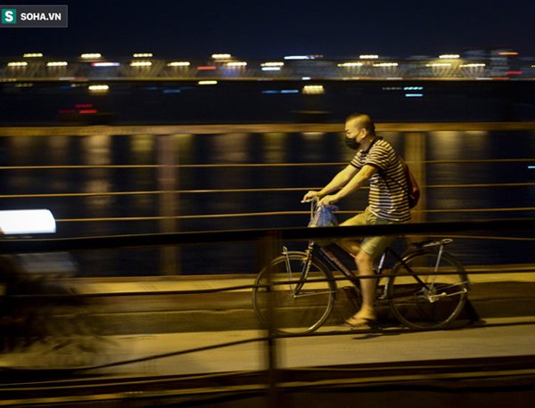 Hà Nội: Nam thanh nữ tú thản nhiên lên cầu Long Biên tâm sự, chụp ảnh, hóng mát bất chấp giãn cách xã hội-6