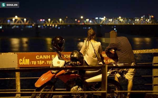 Hà Nội: Nam thanh nữ tú thản nhiên lên cầu Long Biên tâm sự, chụp ảnh, hóng mát bất chấp giãn cách xã hội-8