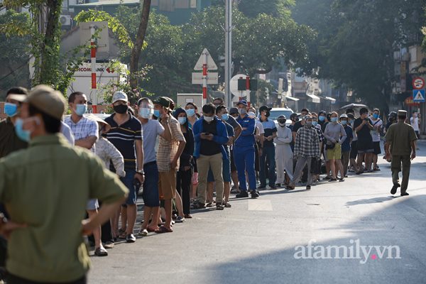 Hà Nội: Hàng trăm người xếp hàng từ rạng sáng chờ mua bánh Trung thu tại điểm bán lưu động, lực lượng chức năng rát họng yêu cầu giãn cách-1
