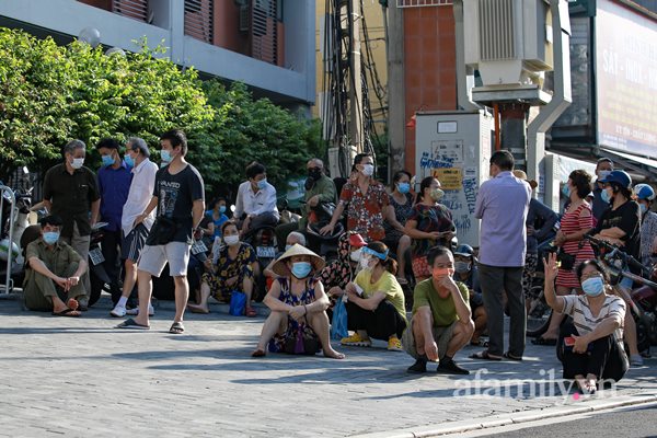 Hà Nội: Hàng trăm người xếp hàng từ rạng sáng chờ mua bánh Trung thu tại điểm bán lưu động, lực lượng chức năng rát họng yêu cầu giãn cách-2