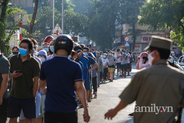 Hà Nội: Hàng trăm người xếp hàng từ rạng sáng chờ mua bánh Trung thu tại điểm bán lưu động, lực lượng chức năng rát họng yêu cầu giãn cách-3