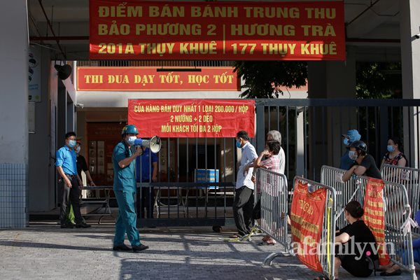 Hà Nội: Hàng trăm người xếp hàng từ rạng sáng chờ mua bánh Trung thu tại điểm bán lưu động, lực lượng chức năng rát họng yêu cầu giãn cách-4