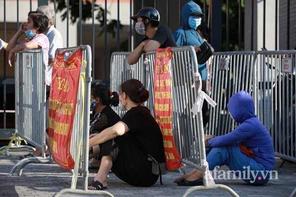 Hà Nội: Hàng trăm người xếp hàng từ rạng sáng chờ mua bánh Trung thu tại điểm bán lưu động, lực lượng chức năng rát họng yêu cầu giãn cách-5