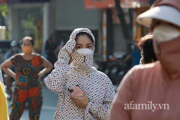 Hà Nội: Hàng trăm người xếp hàng từ rạng sáng chờ mua bánh Trung thu tại điểm bán lưu động, lực lượng chức năng rát họng yêu cầu giãn cách-6