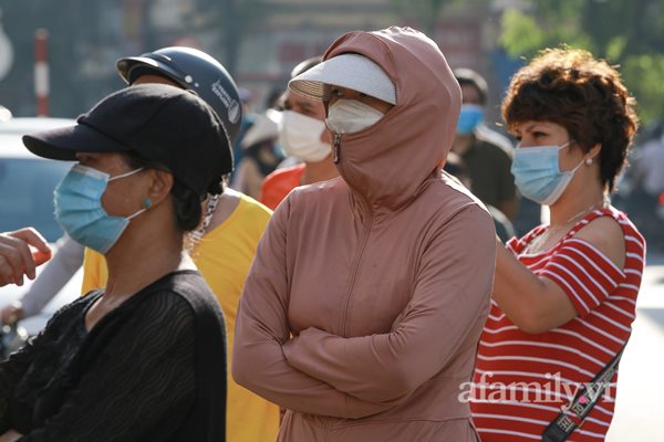 Hà Nội: Hàng trăm người xếp hàng từ rạng sáng chờ mua bánh Trung thu tại điểm bán lưu động, lực lượng chức năng rát họng yêu cầu giãn cách-7