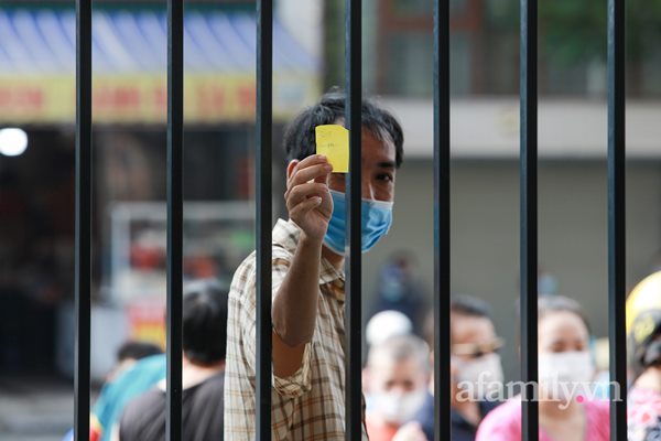 Hà Nội: Hàng trăm người xếp hàng từ rạng sáng chờ mua bánh Trung thu tại điểm bán lưu động, lực lượng chức năng rát họng yêu cầu giãn cách-8