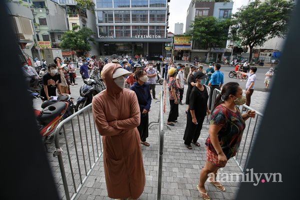 Hà Nội: Hàng trăm người xếp hàng từ rạng sáng chờ mua bánh Trung thu tại điểm bán lưu động, lực lượng chức năng rát họng yêu cầu giãn cách-10