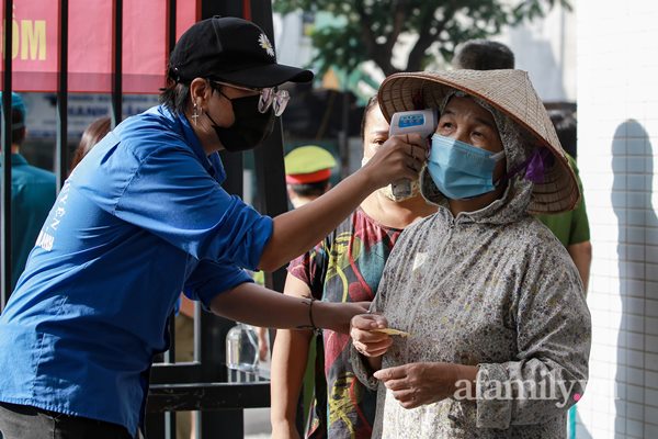 Hà Nội: Hàng trăm người xếp hàng từ rạng sáng chờ mua bánh Trung thu tại điểm bán lưu động, lực lượng chức năng rát họng yêu cầu giãn cách-11