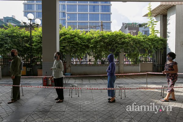 Hà Nội: Hàng trăm người xếp hàng từ rạng sáng chờ mua bánh Trung thu tại điểm bán lưu động, lực lượng chức năng rát họng yêu cầu giãn cách-12